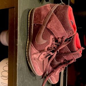 Trendy burgundy nike  sneakers great for fall /winter/spring very good condition